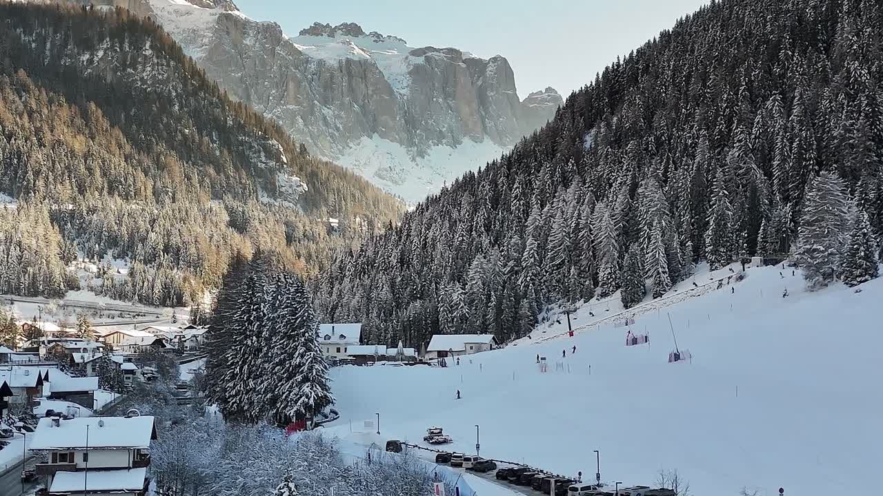 Area sciistica innevata sulle Alpi italiane durante la stagione invernale