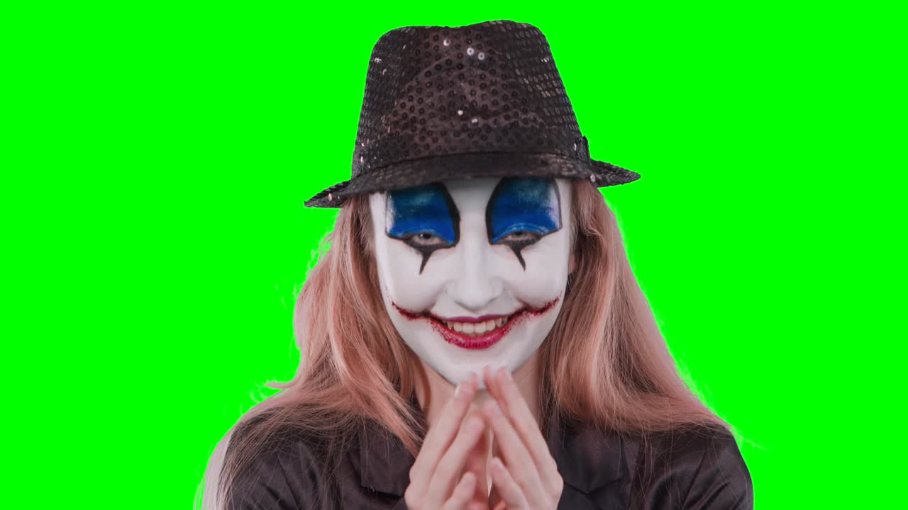 소녀 조롱거리는 손가락을 고 미소 짓습니다.