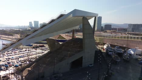 Vista-Aérea-Del-Panel-Fotovoltaico-Del-Parque-Del-Forum-En-Barcelona,-España