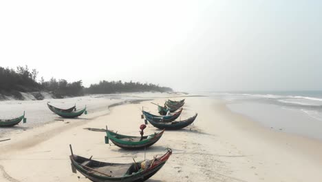 disparo aéreo de barcos de pesca locales en la playa de vietnam