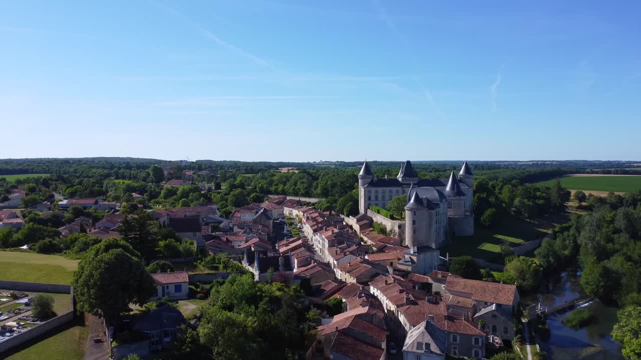 Fransa'daki Château de Verteuil'in drone çekimi.