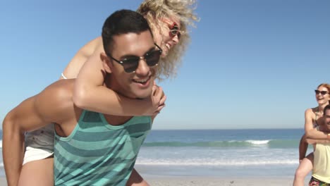 amigos adultos jóvenes divirtiéndose en la playa 4k