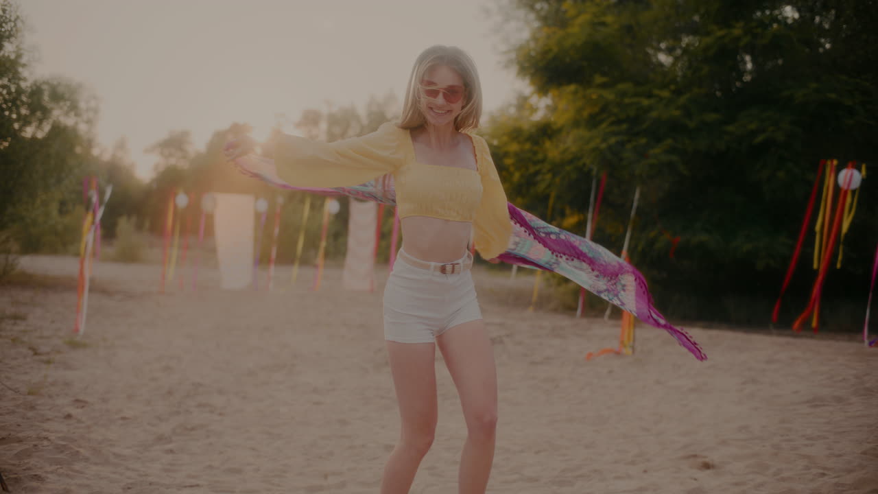 해변 에서 사롱 을 흔들고 있는 즐거운 금발 여자