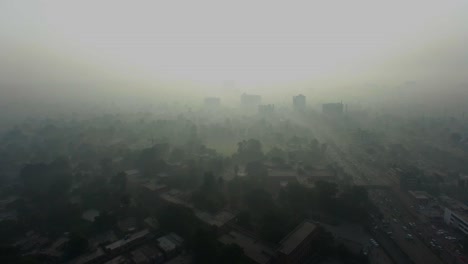 bombay, india, vista aérea de niebla extrema sobre la ciudad, mostrando árboles y un poco de torres y una carretera con tráfico