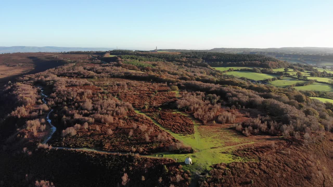 Riprese aeree 4K con panoramica sulle colline ondulate di Culmstock Beacon nelle Blackdown Hills, Devon, Inghilterra