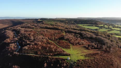 Panorámica-Aérea-De-4k-Sobre-Las-Colinas-Onduladas-De-Culmstock-Beacon-En-Las-Colinas-Blackdown-De-Devon,-Inglaterra