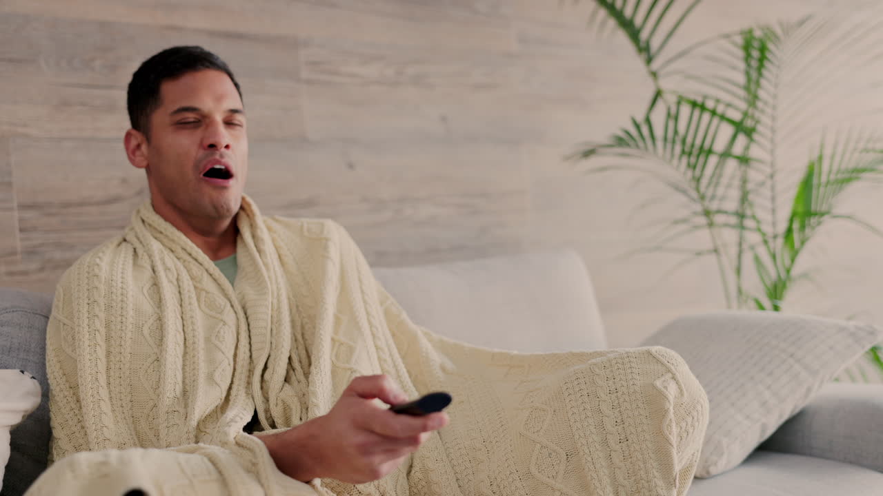 Mand ser tv på sofaen
