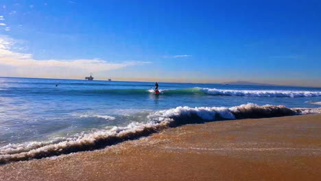 Guy-Paddle-Board-Surfen-In-Huntington-Beach,-Kalifornien