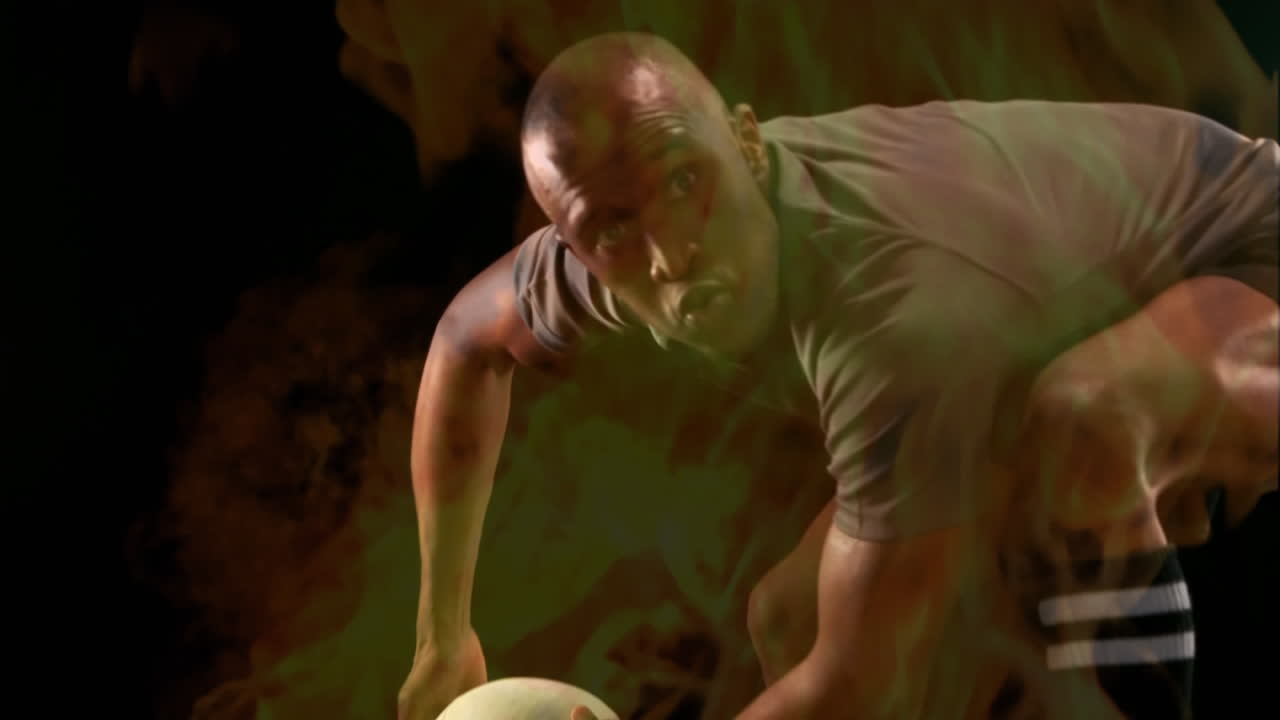 jugador de rugby haciendo un pase