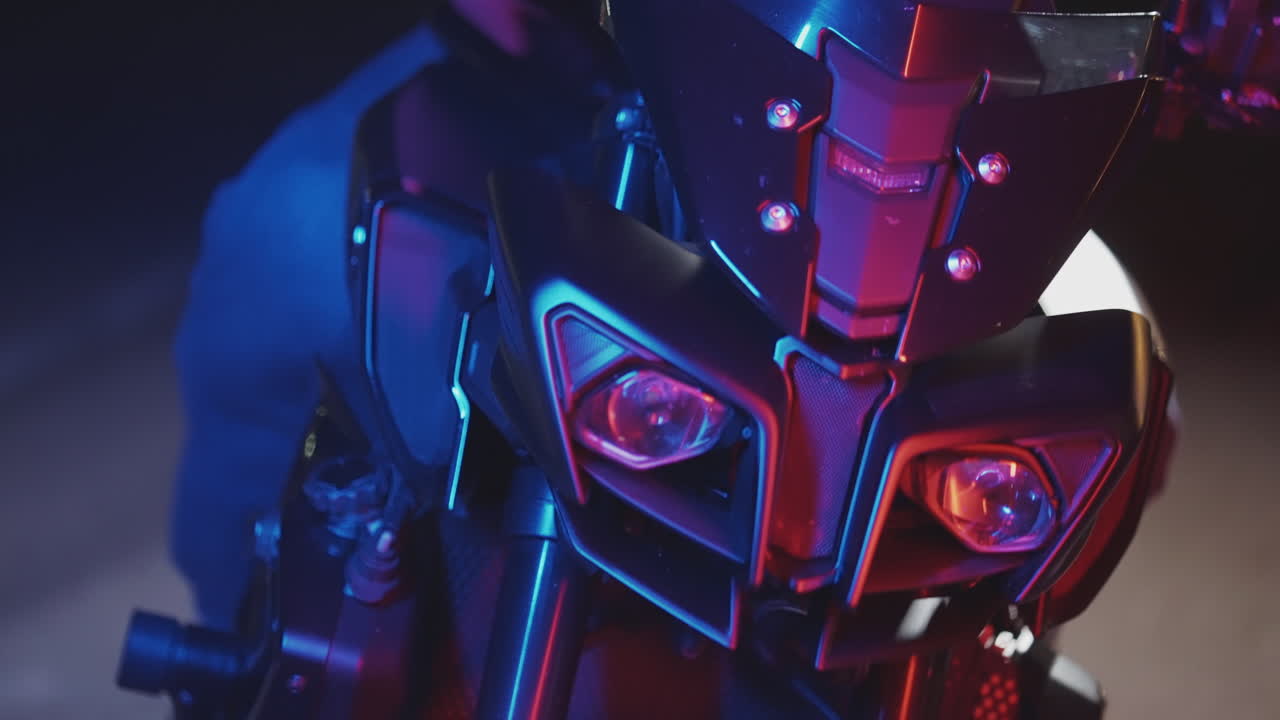 오토바이 앞쪽의 밤 촬영