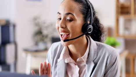 Woman-at-callcenter-with-phone-call