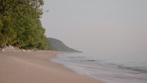 Pequeñas-Olas-En-La-Playa-De-Knäbäckshusen-En-El-Sur-De-Suecia-Österlen,-Cerca-De-Stenshuvud-Por-La-Mañana,-Amplio-Plano-De-Mano