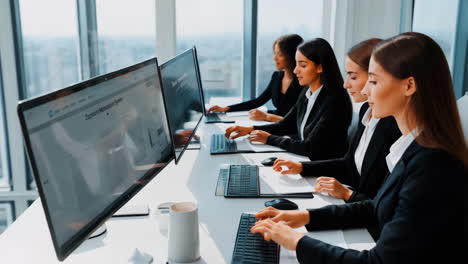 mujeres de negocios que trabajan en una oficina moderna
