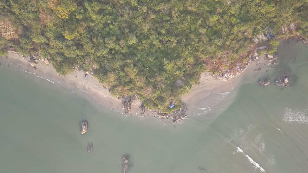 인도 고아의 카나코나에 있는 팔로렘 해변 근처에 있는 울창한 섬