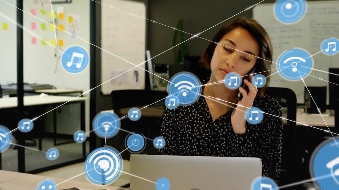 animación de la red de conexión con iconos sobre mujer de negocios biracial usando portátil