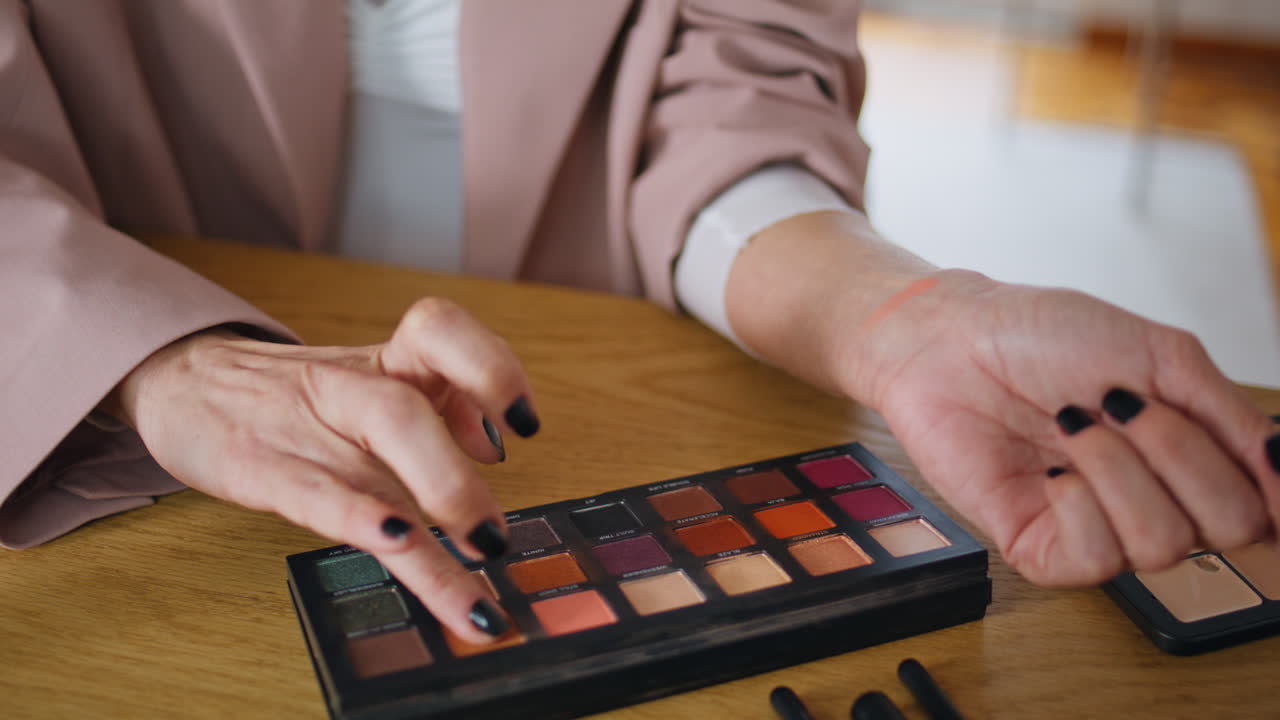 closeup artista de maquillaje manos aplicando cosméticos muestras de prueba. rostro de mujer