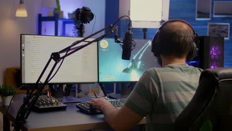 streamer de deportes profesionales con auriculares