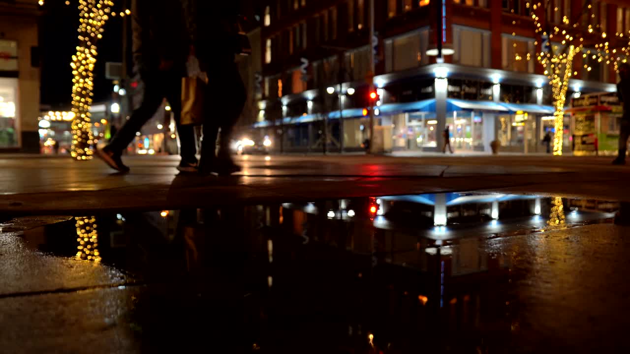 물웅덩이에 반사된 덴버 시내 야경