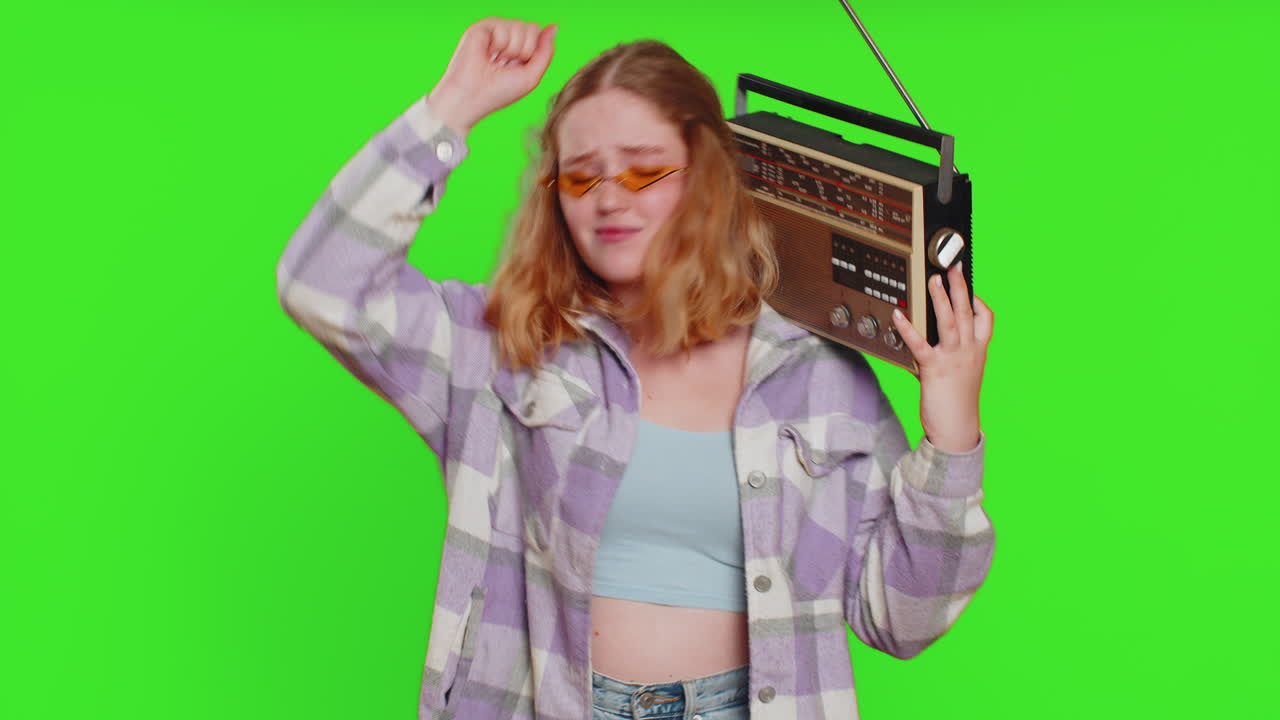 mujer feliz escuchar música en reproductor de discos retro, bailar discoteca, fanático de las tecnologías antiguas