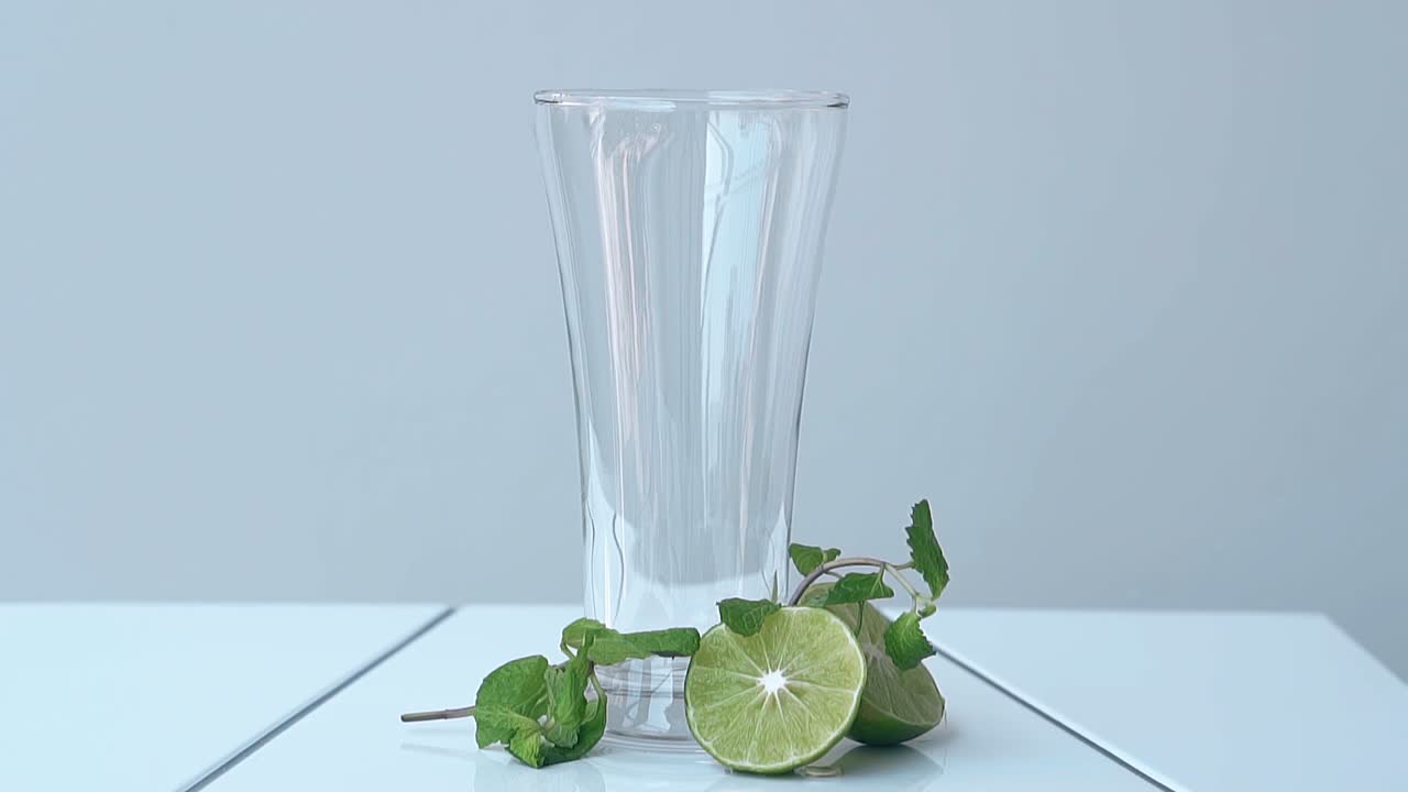 라임 과 민트 잎 과 함께 테이블 에 비어 있는 비어 있는 유리