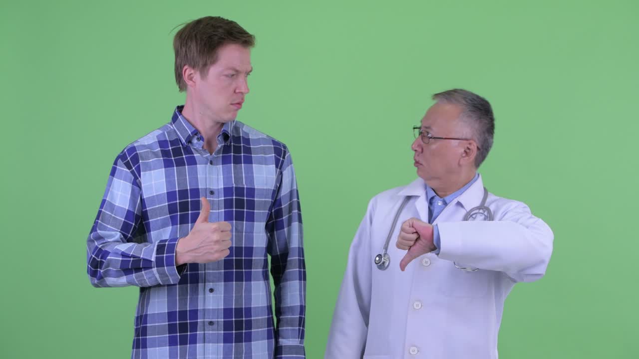 녹색 배경 에 대해 서로 다른 의견 을 가진 의사 와 환자 의 스튜디오 사진