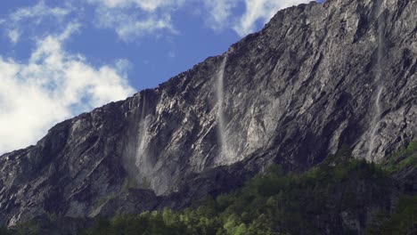 una de las cascadas en el fiordo naeroy, noruega