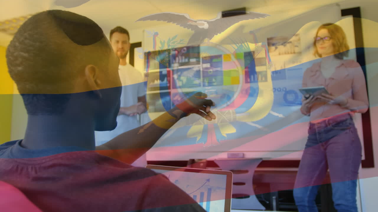 다양한 동료들이 사무실에서 화이트 보드에 있는 보고서를 논의하는 에 ⁇ 도르의  ⁇ 발의 애니메이션