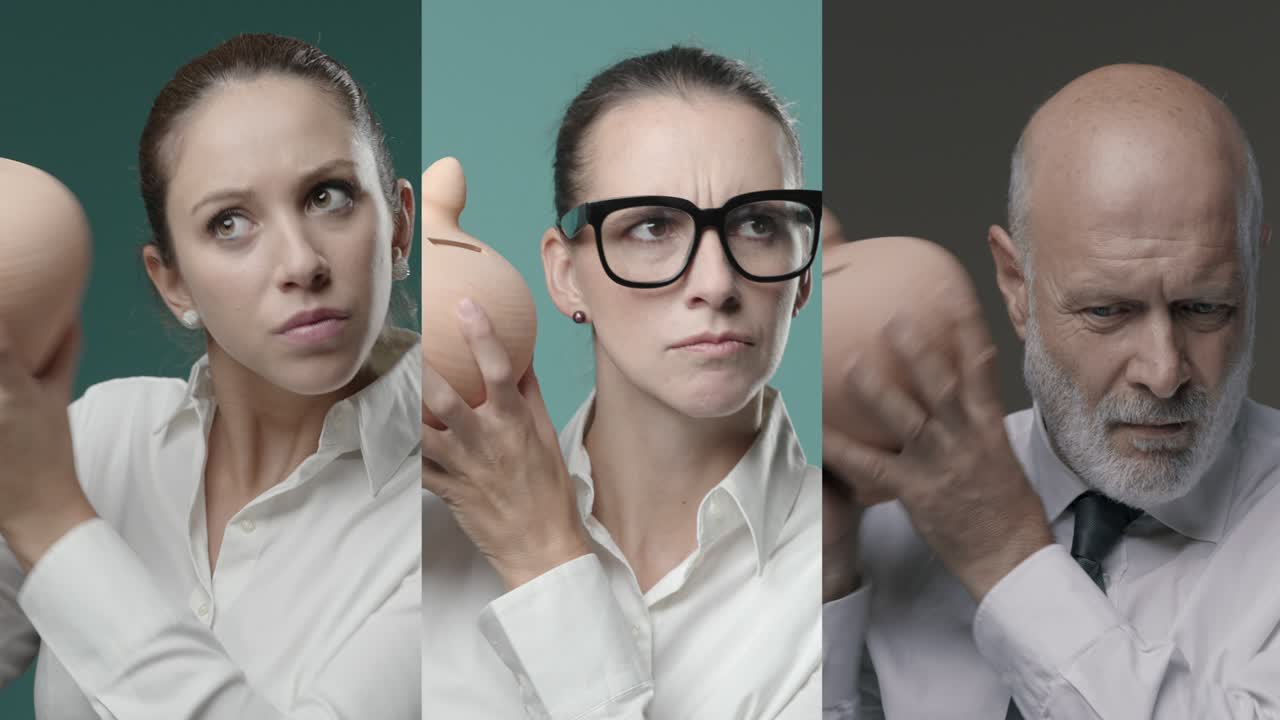 실망 한 사업가 들 이 돈 상자 에 저축금 을 확인 하고 있다