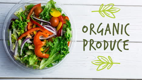 animación de texto de productos orgánicos en verde sobre un cuenco de ensalada fresca en tablas blancas