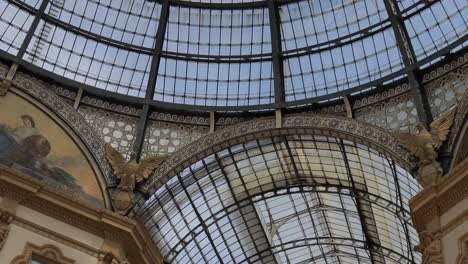 la galería vittorio emanuele ii, en el centro de milán, italia.