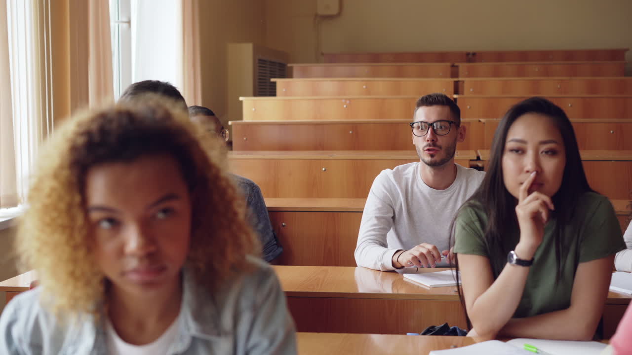 Studenten in einem Vortragssaal