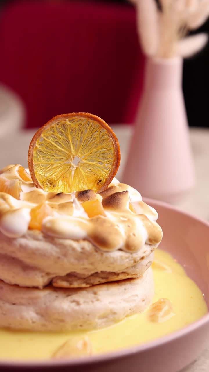postre de naranja y pan de jengibre con merengue