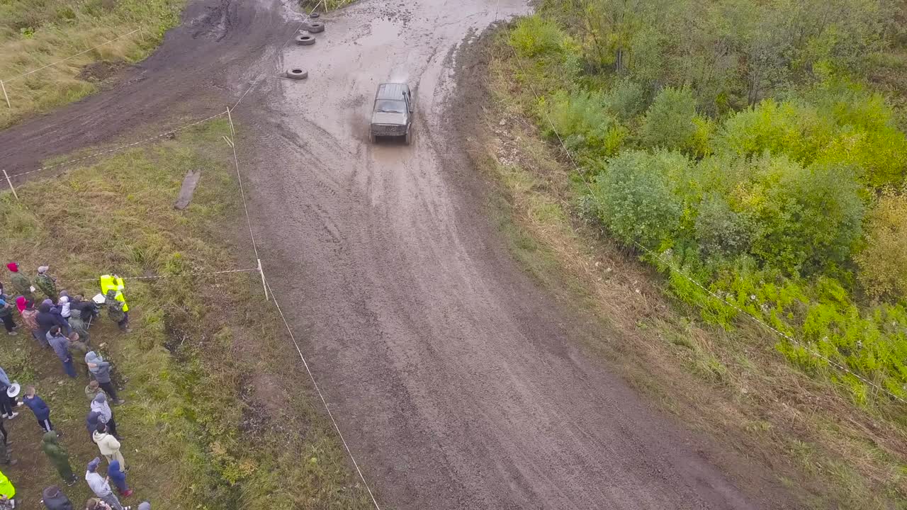 vista aérea de un evento de carreras fuera de carretera