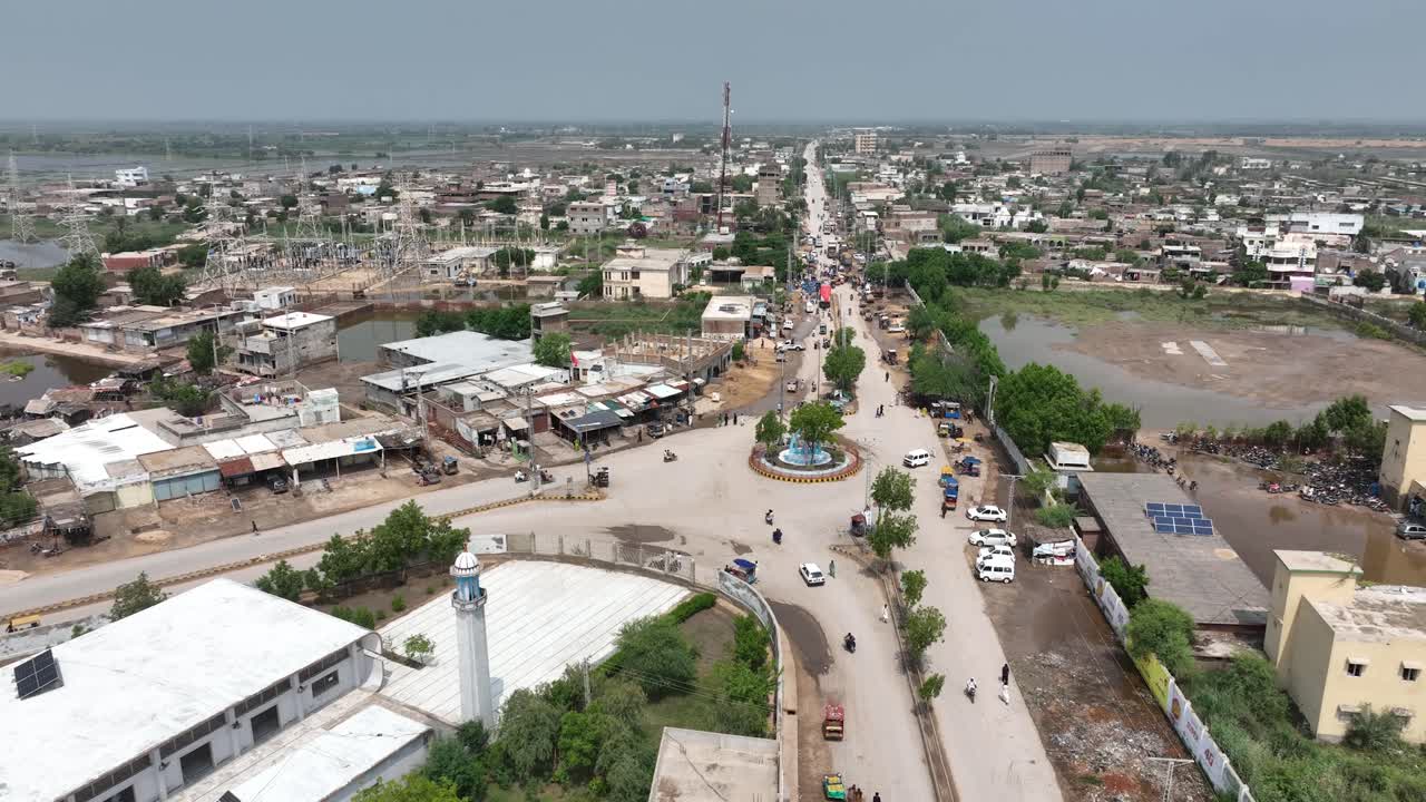 vista superior del avión no tripulado de la ciudad de badin en sindh, pakistán, cerca de allaha wala chowk con un cielo azul claro en un día soleado