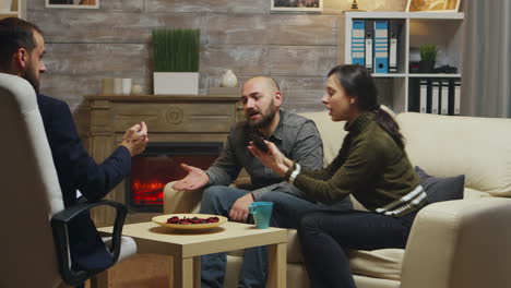 marido y esposa teniendo una mala discusión en la terapia de pareja
