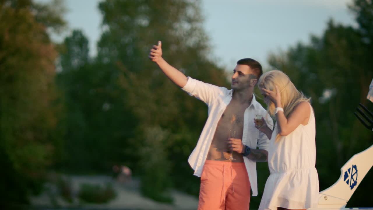 hermosos amantes tomando selfies con teléfonos inteligentes. pareja de amor haciendo una foto