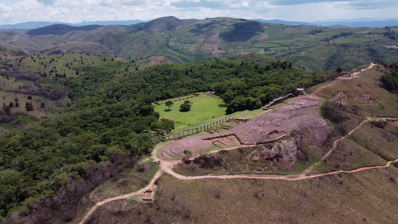 la cima de la colina de roca en el fuerte samaipata es un sitio precolombino en bolivia