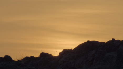 Malerischer-Sonnenuntergang-über-Den-Hügeln