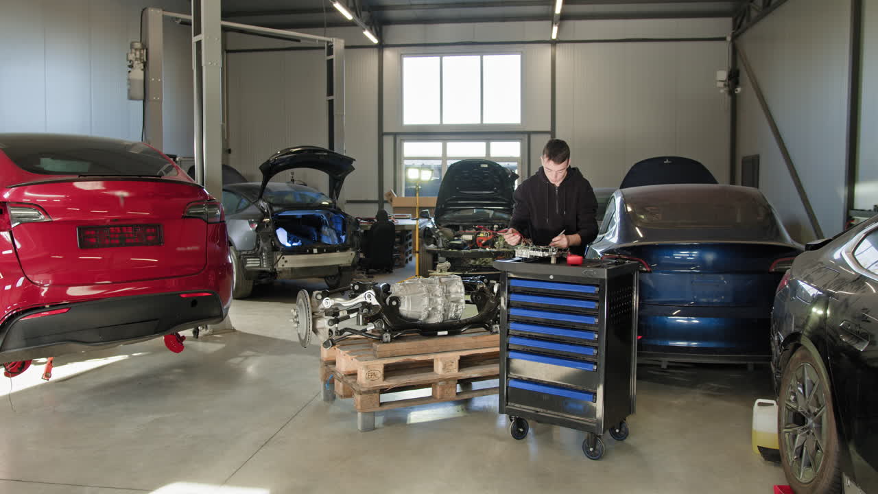 reparación de automóviles eléctricos en un taller