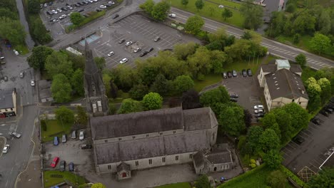 St.-Michael&#39;s-Kirche-In-Ballinasloe,-Galway,-Luftaufnahme-Von-Oben,-Umlaufbahn-Herstellend