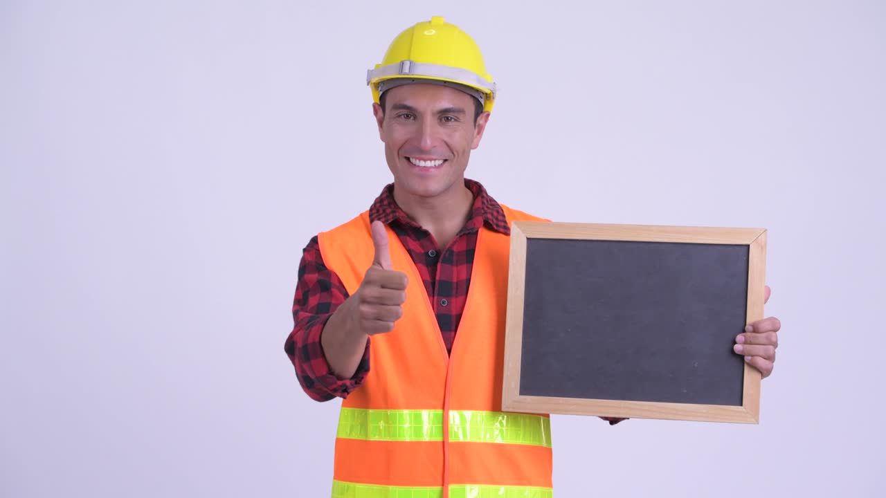 joven y guapo hombre hispano trabajador de la construcción