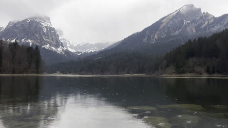 Statische-Ansicht-Des-Alpensees-Unter-Dem-Regen