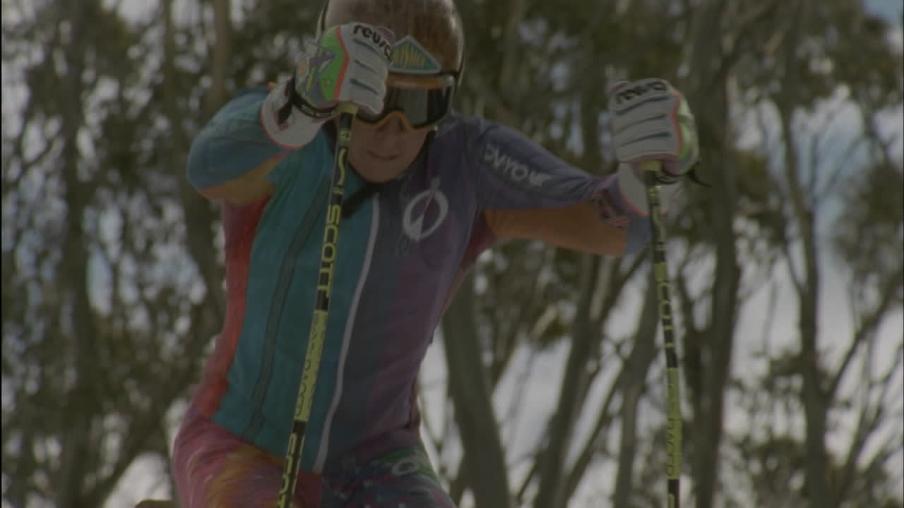 크로스컨트리 스키 선수가 경주에서 경쟁합니다.