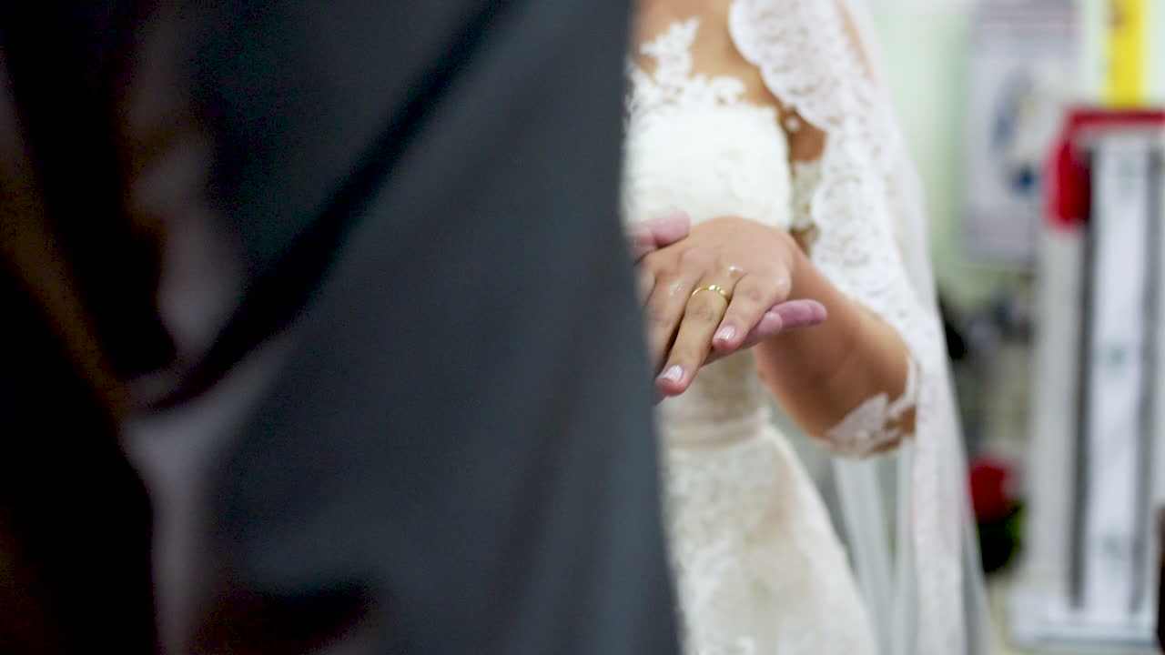 결혼식 중 신랑과 신부가 반지를 끼는 시간