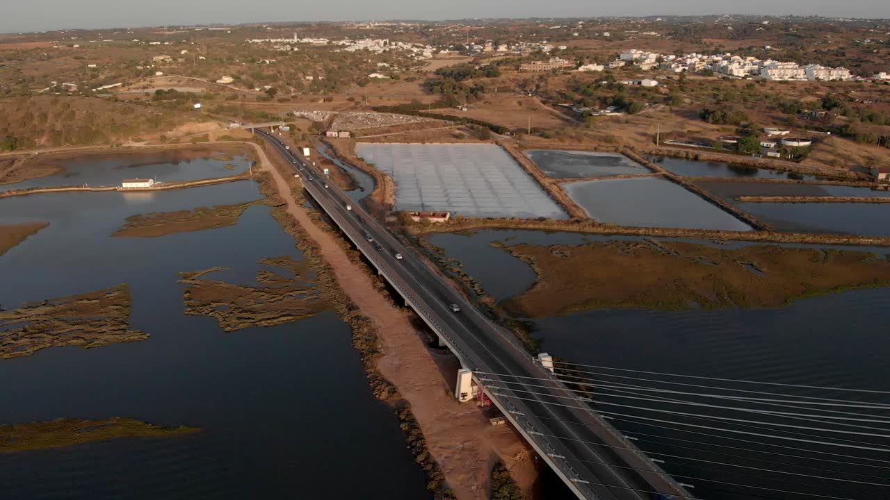 vista aérea de los coches que pasan por un puente moderno en mexilhoeira da carregação