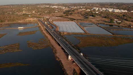 Vista-Aérea-De-La-Conducción-De-Automóviles-Sobre-Un-Puente-Moderno-En-Mexilhoeira-Da-Carregação