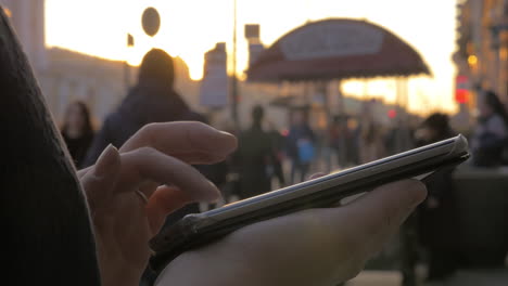 In-Sankt-Petersburg,-Russland,-Arbeitet-Ein-Mädchen-Auf-Der-Abendstraße-Am-Mobiltelefon