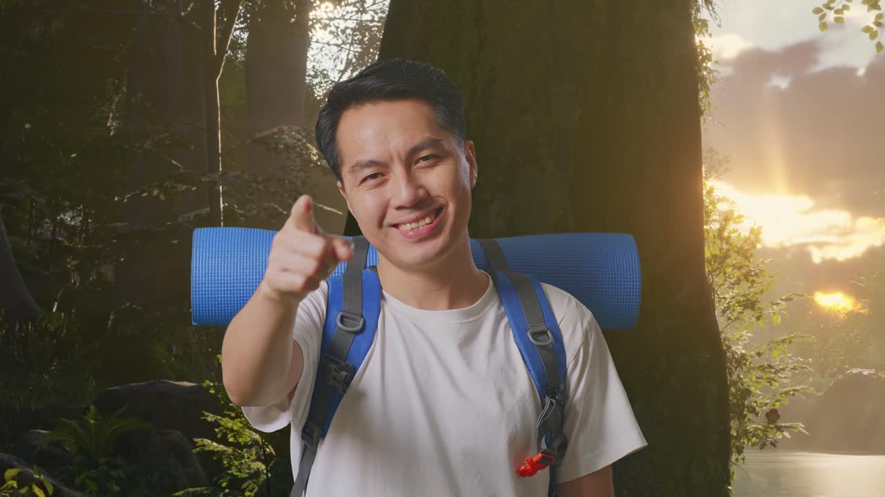 숲 속 의 행복 한 산책자