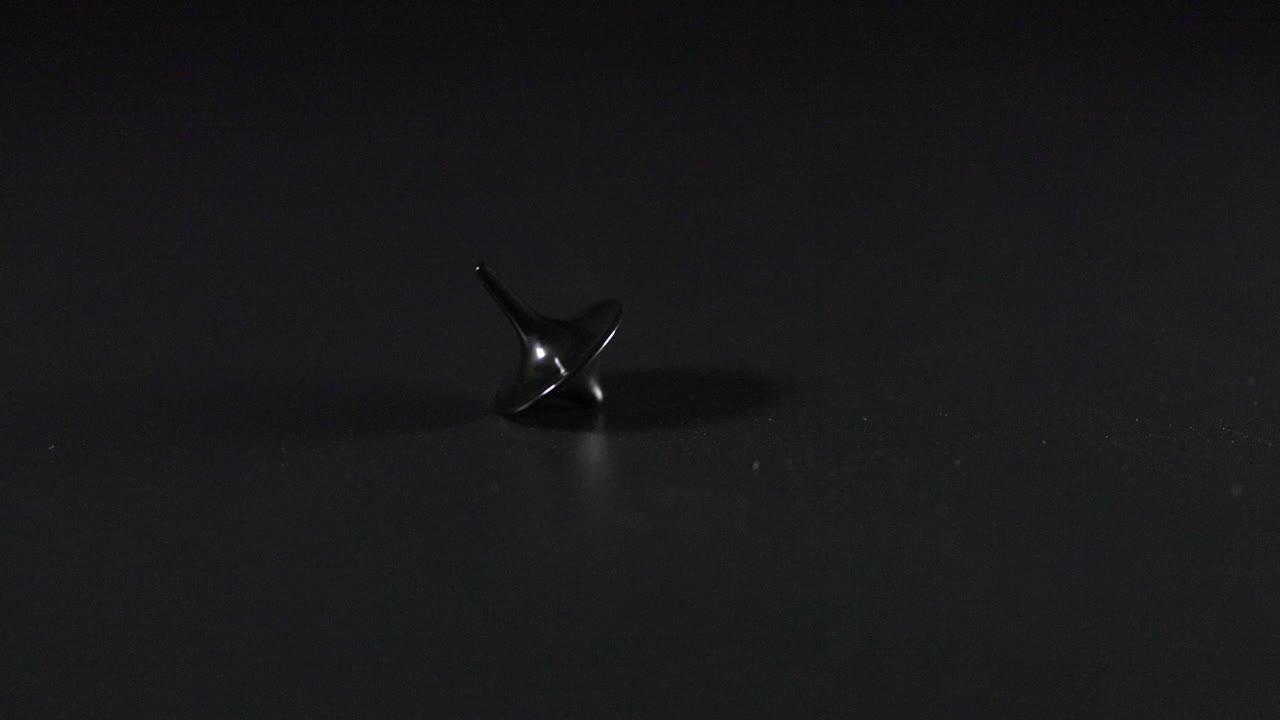 회전하는 꼭대기는 서서히 느려집니다.