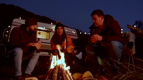 Amigo-Caucásico-Disfrutando-De-Una-Cerveza-Juntos-Frente-A-Su-Caravana-Retro.